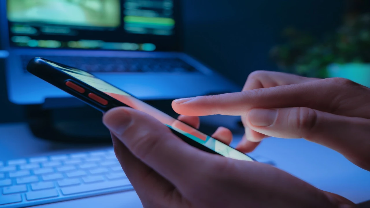 كيف تساهم عادات يومية خاطئة في تدمير هاتفك الذكي بمرور الوقت؟